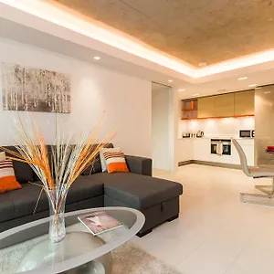 Royal Style - 5 Mins Walk To Excel Apartment London